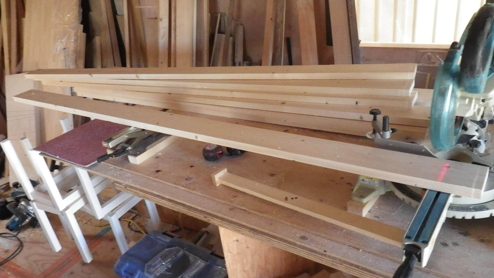 木工作業台とカットされた板材