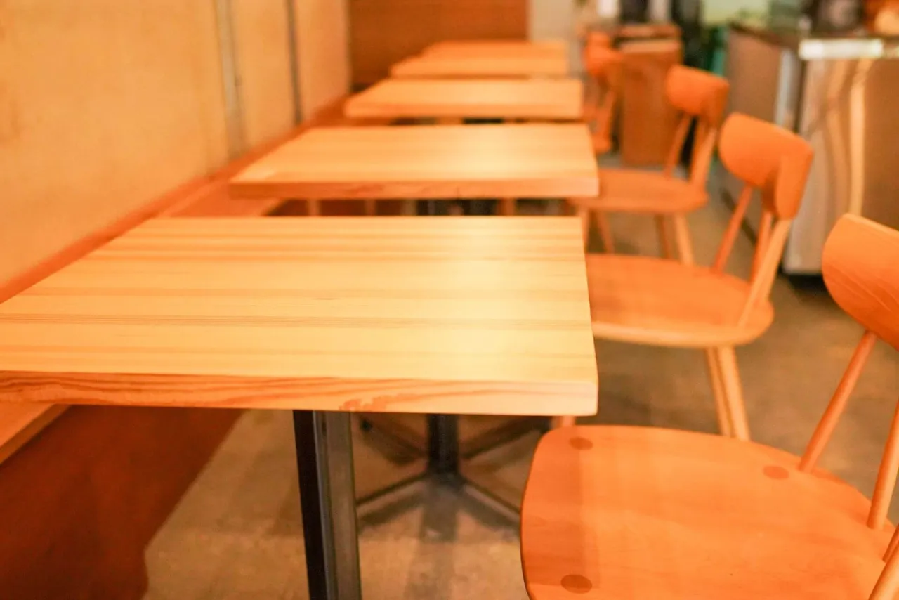 カフェの木製テーブルと椅子の配置